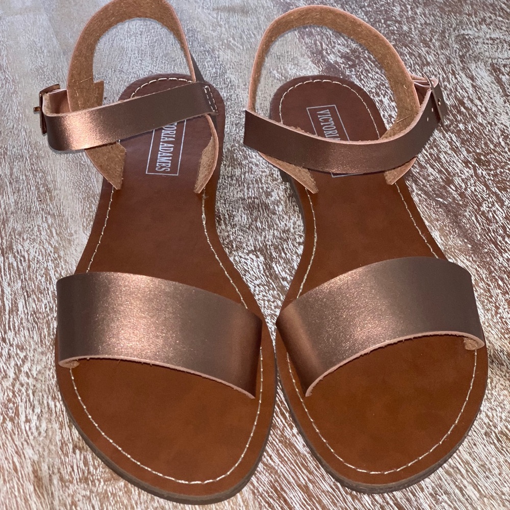 NWT Victoria Adames Gold Rose Single Strap Sandals